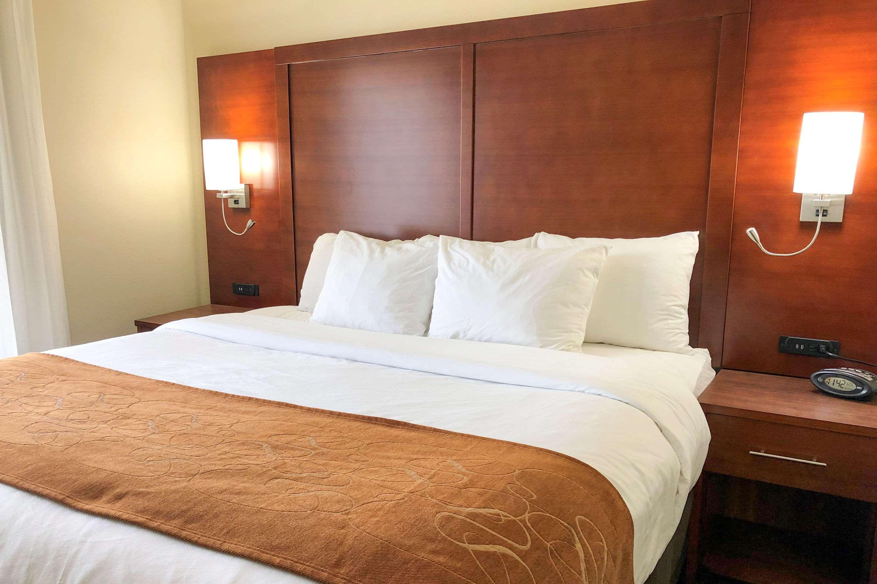 คอมฟอร์ต สวีท ออชคอช Hotel ภายนอก รูปภาพ